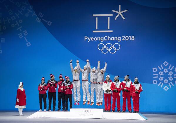 Olympia-Bilder des Tages - SPORT Gold medalist (C) Germany s Natalie Geisenberger, Johannes Ludwig, Tobias Wendl and Tobias Arlt jump in celebration alongside, silver medalist (L) Canada s Alex Gough, Sam Edney, Tristan Walker and Justin Snith, and bronze medalist Austria s Madeleine Egle, David Gleirscher, Peter Penz and Georg Fischler during the medal ceremony for Luge Team Relay at the Pyeongchang 2018 Winter Olympics in Pyeongchang, South Korea, on February 16, 2018. OLY20180216353 KEVINxDIETSCH