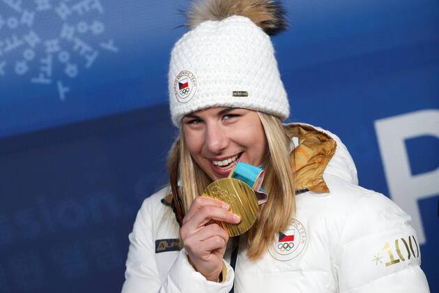 PyeongChang 2018 - Highlights der Olympischen Spiele Olympia-Bilder des Tages - SPORT OLYMPICS - 2018 Winter Olympics PYEONGCHANG,SOUTH KOREA,17.FEB.18 - OLYMPICS, ALPINE SKIING - Olympic Winter games Winterspiele Spiele Summer games PyeongChang 2018, Medals Plaza, Super G, ladies, award ceremony. Image shows Ester Ledecka (CZE). Keywords: medal. GEPAxpictures xMaticxKlansek