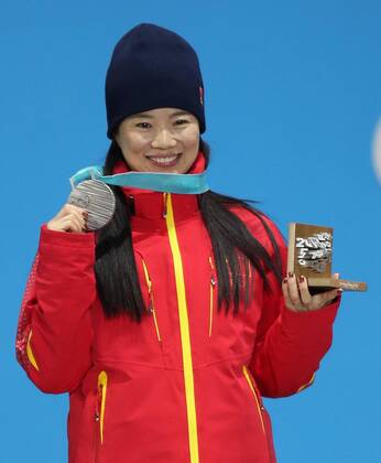 (180217) -- PYEONGCHANG, Feb. 17, 2018 -- Second-placed Zhang Xin of China poses for photos during the medal ceremony of ladies aerials of freestyle skiing at 2018 PyeongChang Winter Olympic Games Olympische Spiele Olympia OS at the Medal Plaza in PyeongChang, South Korea, on Feb. 17, 2018. ) (SP)OLY-SOUTH KOREA-PYEONGCHANG-FREESTYLE SKIING-LADIES AERIALS-MEDAL CEREMONY WuxZhuang 