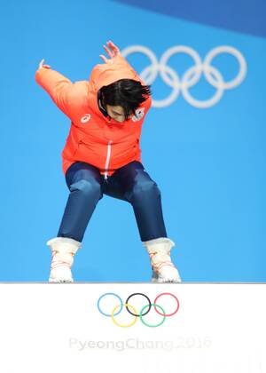 Olympia-Bilder des Tages - SPORT (180217) -- PYEONGCHANG, Feb. 17, 2018 -- Gold medalist Yuzuru Hanyu of Japan jumps onto podium during medal ceremony of men s single skating of Figure skating Eiskunstlauf at the 2018 PyeongChang Winter Olympic Games Olympische Spiele Olympia OS at the Medal Plaza in PyeongChang, South Korea, on Feb. 17, 2018. ) (SP)OLY-SOUTH KOREA-PYEONGCHANG-FIGURE SKATING-MEN S SINGLE SKATING-MEDAL CEREMONY WuxZhuang 