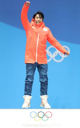 (180217) -- PYEONGCHANG, Feb. 17, 2018 -- Gold medalist Yuzuru Hanyu of Japan celebrates during medal ceremony of men s single skating of Figure skating Eiskunstlauf at the 2018 PyeongChang Winter Olympic Games Olympische Spiele Olympia OS at the Medal Plaza in PyeongChang, South Korea, on Feb. 17, 2018. ) (SP)OLY-SOUTH KOREA-PYEONGCHANG-FIGURE SKATING-MEN S SINGLE SKATING-MEDAL CEREMONY WuxZhuang 