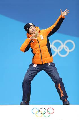 (180217) -- PYEONGCHANG, Feb. 17, 2018 -- Champion Esmee Visser from the Netherlands poses for photos during the medal ceremony of ladies 5000m event of Speed skating Eisschnelllauf at 2018 PyeongChang Winter Olympic Games Olympische Spiele Olympia OS at the Medal Plaza in PyeongChang, South Korea, on Feb. 17, 2018. ) (SP)OLY-SOUTH KOREA-PYEONGCHANG-SPEED SKATING-LADIES 5000M-MEDAL CEREMONY WuxZhuang 