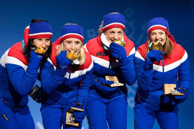 PyeongChang 2018 - Langlauf, 4x5km Staffel Damen Siegerehrung 180218 Marit Bjorgen, Ragnhild Haga, Ingvild Flugstad ostberg and Astrid Uhrenholdt Jacobsen of Norway, Gold, celebrating at a Medal Ceremony for Ladies 4x5 5 km relay during day nine of the 2018 Winter Olympics on February 18, 2018 in Pyeongchang. Photo: Petter Arvidson BILDBYRAN kod PA 91980 Copyright: PETTERxARVIDSON BB180218PA122