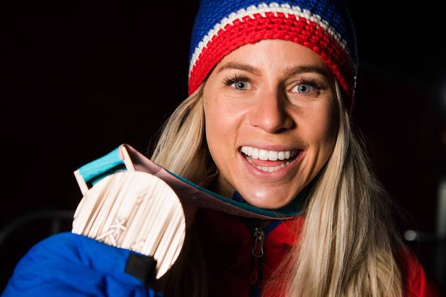 Olympia-Bilder des Tages - SPORT 180218 Marte Olsbu of Norway , Bronze, celebrating with her Bronze medal at a Medal Ceremony for Women s 12.5km Mass Start during day nine of the 2018 Winter Olympics on February 18, 2018 in Pyeongchang. Photo: Petter Arvidson BILDBYRAN kod PA 91980 Copyright: PETTERxARVIDSON BB180218PA148