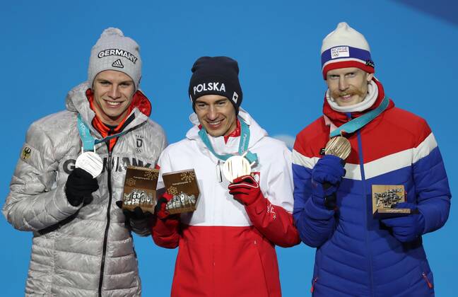(180218) -- PYEONGCHANG, Feb. 18, 2018 -- Champion Poland s Kamil Stoch (C), second placed Germany s Andreas Wellinger (L) and third placed Norway s Robert Johansson pose for photos during medal ceremony of men s large hill individual event of Ski jumping Skispringen Ski nordisch at at 2018 PyeongChang Winter Olympic Games Olympische Spiele Olympia OS at Medal Plaza, PyeongChang, Feb. 18, 2018. ) (SP)OLY-SOUTH KOREA-PYEONGCHANG-SKI JUMPING-MEN S LARGE HILL INDIVIDUAL-MEDAL CEREMONY Lixgang 