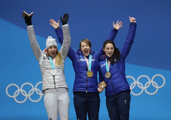 PyeongChang 2018 - Skeleton Damen Siegerehrung (180218) -- PYEONGCHANG, Feb. 18, 2018 -- Champion Britain s Lizzy Yarnold (C), second-placed Germany s Jacqueline Loelling (L) and third-placed Britain s Laura Deas pose for photos during medal ceremony of women event of skeleton at 2018 PyeongChang Winter Olympic Games Olympische Spiele Olympia OS at Medal Plaza, PyeongChang, Feb. 18, 2018. ) (SP)OLY-SOUTH KOREA-PYEONGCHANG-SKELETON-WOMEN-MEDAL CEREMONY Lixgang 