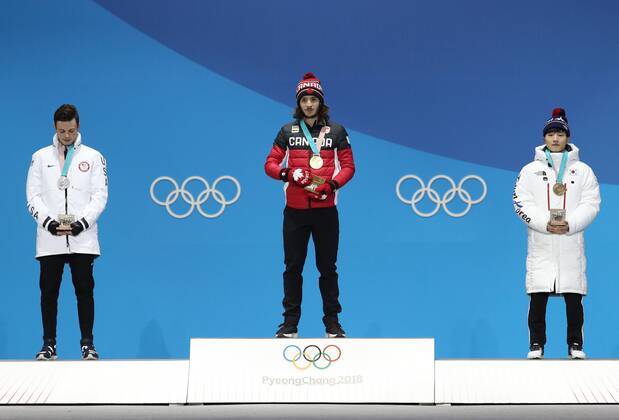PyeongChang 2018 - Short Track, 1000m Herren Siegerehrung (180218) -- PYEONGCHANG, Feb. 18, 2018 -- Gold medalist Samule Girard of Canada (C), silver medalist John-Henry Krueger of the United States (L) and bronze medalist Seo Yira of South Korea pose for photos during medal ceremony of men s 1000m of short track Speed skating Eisschnelllauf at 2018 PyeongChang Winter Olympic Games Olympische Spiele Olympia OS at Medal Plaza, PyeongChang, Feb. 18, 2018. ) (SP)OLY-SOUTH KOREA-PYEONGCHANG-SHORT TRACK-MEN S 1000M-MEDAL CEREMONY Lixgang 