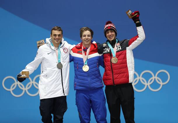 PyeongChang 2018 - Ski Freestyle, Slopestyle Herren Siegerehrung (180218) -- PYEONGCHANG, Feb. 18, 2018 -- Gold medalist Oystein Braaten of Norway (C), silver medalist Nick Goepper of the United States (L) and bronze medalist Alex Beaulieu- Marchand of Canada pose for photos during medal ceremony of men s ski slopestyle of freestyle skiing at the 2018 PyeongChang Winter Olympic Games Olympische Spiele Olympia OS at Medal Plaza, PyeongChang, Feb. 18, 2018. ) (SP)OLY-SOUTH KOREA-PYEONGCHANG-FREESTYLE SKIING-MEN S SKI SLOPESTYLE-MEDAL CEREMONY Lixgang 