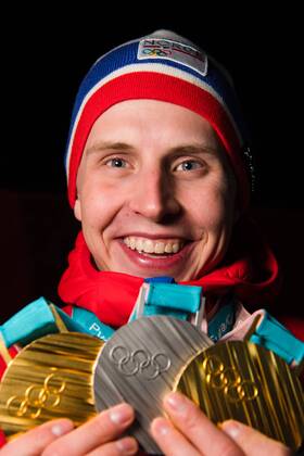 PyeongChang 2018 - Langlauf, 4x10km Staffel Herren Siegerehrung 180218 Simen Hegstad Krüger of Norway, celebrates with his medals after the Medal Ceremony for Men s 4x10 km Relay during day nine of the 2018 Winter Olympics on February 18, 2018 in Pyeongchang. Photo: Petter Arvidson BILDBYRN kod PA 91980 Copyright: PETTERxARVIDSON BB180218PA180