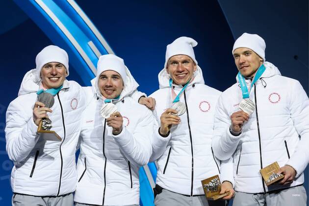 Olympia-Bilder des Tages - SPORT PyeongChang 2018 - Langlauf, 4x10km Staffel Herren Siegerehrung PYEONGCHANG, SOUTH KOREA - FEBRUARY 18, 2018: Silver medalists, Olympic Athletes from Russia Denis Spitsov, Alexei Chervotkin, Alexander Bolshunov, and Andrei Larkov (L-R) pose at a victory ceremony for the men s cross-country skiing 4x10km relay race at the 2018 Winter Olympic Games Olympische Spiele Olympia OS at the Alpensia Cross-Country Skiing Centre. Valery Sharifulin TASS  TS0747FE