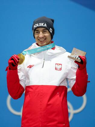 OLYMPICS - 2018 Winter Olympics PYEONGCHANG,SOUTH KOREA,18.FEB.18 - OLYMPICS, NORDIC SKIING, Ski jumping Skispringen Ski nordisch - Olympic Winter games Winterspiele Spiele Summer games PyeongChang 2018, Medals Plaza, large hill, men, award ceremony. Image shows Kamil Stoch (POL). Keywords: medal. GEPAxpictures xMaticxKlansek