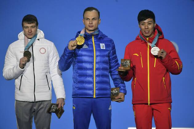 (180219) -- PYEONGCHANG, Feb. 19, 2018 -- Champion Ukraine s Oleksandr Abramenko (C), second-placed Jia Zongyang of China (R) and third-placed Olympic athlete from Russia Ilia Burov pose for photos during medal ceremony of men s areials final of freestyle skiing at the 2018 PyeongChang Winter Olympic Games Olympische Spiele Olympia OS at Medal Plaza, PyeongChang, South Korea, Feb. 19, 2018. ) (SP)OLY-SOUTH KOREA-PYEONGCHANG-FREESTYLE SKIING-MEN S AERIALS-MEDAL CEREMONY LuixSiuxWai 