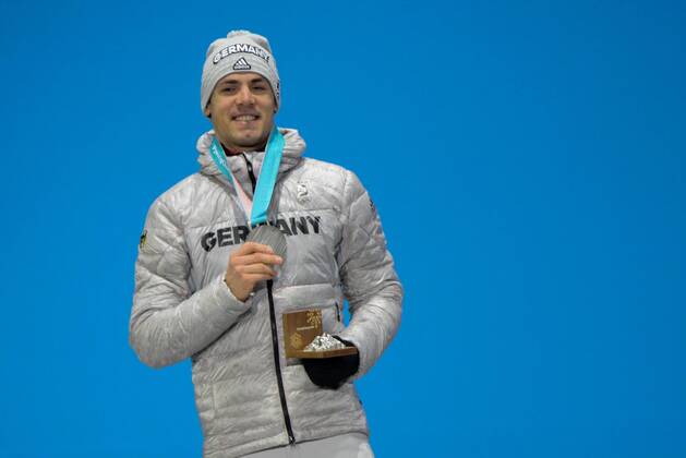 Olympia-Bilder des Tages - SPORT February 19, 2018 - Pyeongchang, South Korea - SIMON SCHEMPP of Germany celebrates getting the silver medal in the Men s 15km Mass Start biathlon event in the PyeongChang Olympic Games Olympische Spiele Olympia OS Pyeongchang 18: Medal Winners - ZUMAl132 20180219_zap_l132_005 Copyright: xChristopherxLevyx