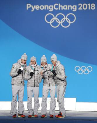 Olympia-Bilder des Tages - SPORT (180220) -- PYEONGCHANG, Feb. 20, 2018 -- Second-placed team Germany pose for photos during medal ceremony of men s team event of Ski jumping Skispringen Ski nordisch at 2018 PyeongChang Winter Olympic Games Olympische Spiele Olympia OS at Medal Plaza, PyeongChang, South Korea, Feb. 20, 2018. ) (SP)OLY-SOUTH KOREA-PYEONGCHANG-SKI JUMPING-MEN S TEAM-MEDAL CEREMONY WuxZhuang 