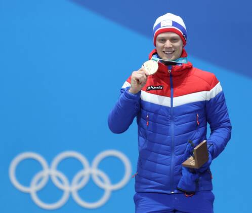 (180220) -- PYEONGCHANG, Feb. 20, 2018 -- Champion Norway s Havard Lorentzen poses for photos during medal ceremony of men s 500m event of Speed skating Eisschnelllauf at 2018 PyeongChang Winter Olympic Games Olympische Spiele Olympia OS at Medal Plaza, PyeongChang, South Korea, Feb. 20, 2018. ) (SP)OLY-SOUTH KOREA-PYEONGCHANG-SPEED SKATING-MEN S 500M-MEDAL CEREMONY WuxZhuang 