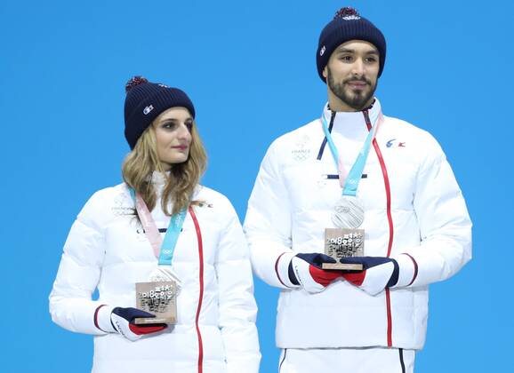 (180220) -- PYEONGCHANG, Feb. 20, 2018 -- Silver medalists Gabriella Papadakis (L) and Guillaume Cizeron of France pose for photos during medal ceremony of ice dance event of Figure skating Eiskunstlauf at the 2018 PyeongChang Winter Olympic Games Olympische Spiele Olympia OS at Medal Plaza, PyeongChang, South Korea, Feb. 20, 2018. ) (SP)OLY-SOUTH KOREA-PYEONGCHANG-FIGURE SKATING-ICE DANCE-MEDAL CEREMONY WuxZhuang 