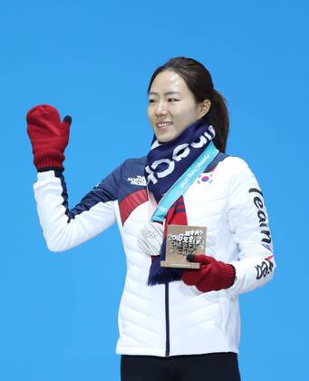 (180220) -- PYEONGCHANG, Feb. 20, 2018 -- Second-placed South Korea s Lee Sang-Hwa poses for photos during medal ceremony of ladies 500m final of Speed skating Eisschnelllauf at the 2018 PyeongChang Winter Olympic Games Olympische Spiele Olympia OS at Medal Plaza, PyeongChang, South Korea, Feb. 20, 2018. ) (SP)OLY-SOUTH KOREA-PYEONGCHANG-SPEED SKATING-LADIES 500M-MEDAL CEREMONY WuxZhuang 
