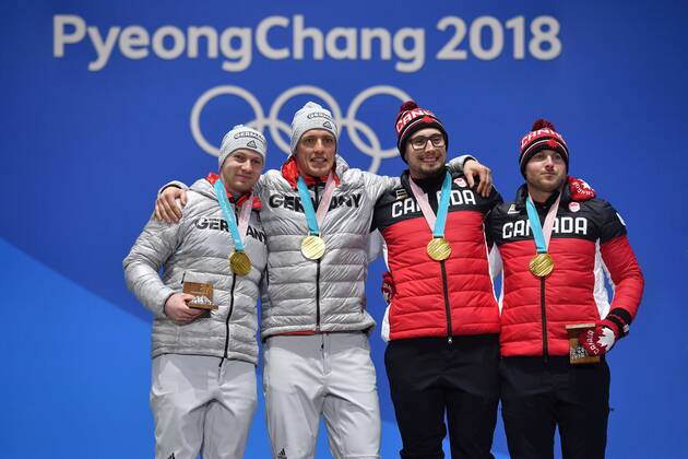 v.li:Francesco FRIEDRICH Thorsten MARGIS (GER),Justin KRIPS Alexander KOPACS (CAN),, Zweier Bob,Men s Two Man Bob,Doppelgold, Siegerehrung,Victory Ceremony,PyeongChang Olympic Medals Plaza am 20.02.2018. Olympische Winterspiele 2018, vom 09.02. - 25.02.2018 in PyeongChang Suedkorea.