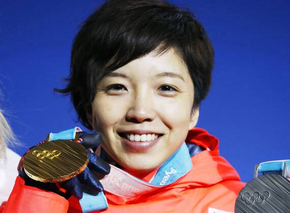 Olympia-Bilder des Tages - SPORT Pyeongchang Olympics Women s 500-meter Speed skating Eisschnelllauf gold medalist Nao Kodaira of Japan attends the medal ceremony at the Pyeongchang Winter Olympics in South Korea on Feb. 20, 2018. 