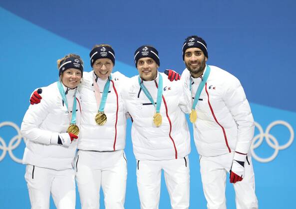 PyeongChang 2018 - Biathlon, Mixed Staffel, Siegerehrung (180221) -- PYEONGCHANG, Feb. 21, 2018 -- Champion team France pose for photos during medal ceremony of 2x6km women + 2x7.5km men mixed relay of biathlon at 2018 PyeongChang Winter Olympic Games Olympische Spiele Olympia OS at Medal Plaza, PyeongChang, South Korea, Feb. 21, 2018. ) (SP)OLY-SOUTH KOREA-PYEONGCHANG-BIATHLON-MIXED RELAY-MEDAL CEREMONY LixGang 