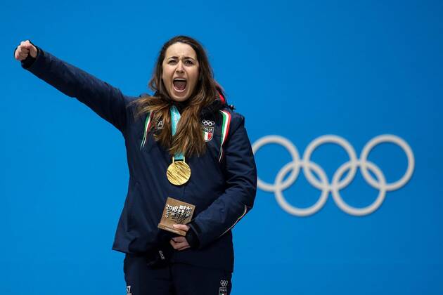 PyeongChang 2018 - Ski Alpin, Abfahrt Damen, Siegerehrung OLYMPICS - 2018 Winter Olympics PYEONGCHANG,SOUTH KOREA,21.FEB.18 - OLYMPICS,ALPINE SKIING - Olympic Winter games Winterspiele Spiele Summer games PyeongChang 2018, Medals Plaza, downhill, ladies, award ceremony. Image shows the rejoicing of Sofia Goggia (ITA). Keywords: medal. GEPAxpictures xMaticxKlansek