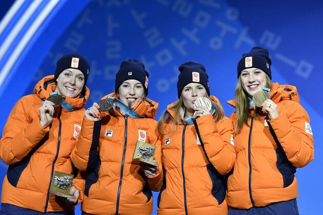 PyeongChang 2018 - Short Track,, 3000m Staffel Damen, Siegerehrung 21-02-2018 ALGEMEEN: MEDAL PLAZA: OLYMPISCHE SPELEN: Olympic Games Olympische Spiele Olympia OS PYEONGCHANG 2018 Vlnr Jorien ter Mors , Lara van Ruijven , Yara van Kerkhof (NED) en Suzanne Schulting Foto: Sander Chamid xVIxVIxImagesx xSoenarxChamidxsportfotografiexIVx 10141488