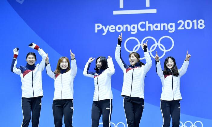 PyeongChang 2018 - Short Track,, 3000m Staffel Damen, Siegerehrung 21-02-2018 ALGEMEEN: MEDAL PLAZA: OLYMPISCHE SPELEN: Olympic Games Olympische Spiele Olympia OS PYEONGCHANG 2018 KOR Relay 3.000 meter met oa. Minjeong Choi, Sukhee Shim, Yejin Kim, Alang Kim, Yubin Lee Foto: Sander Chamid xVIxVIxImagesx xSoenarxChamidxsportfotografiexIVx 10141643