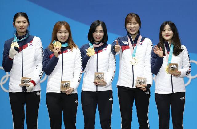 PyeongChang 2018 - Short Track,, 3000m Staffel Damen, Siegerehrung (180221) -- PYEONGCHANG, Feb. 21, 2018 -- Champion team South Korea pose for photos during medal ceremony of ladies 3000m relay event of short track Speed skating Eisschnelllauf at 2018 PyeongChang Winter Olympic Games Olympische Spiele Olympia OS at Medal Plaza, PyeongChang, South Korea, Feb. 21, 2018. ) (SP)OLY-SOUTH KOREA-PYEONGCHANG-SHORT TRACK-LADIES 3000M RELAY-MEDAL CEREMONY LixGang 