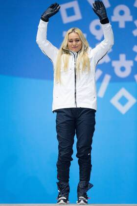 PyeongChang 2018 - Ski Alpin, Abfahrt Damen, Siegerehrung LadiesÕ Downhill bronze medalist Lindsey Vonn of the United States waves to the crowd while holding back tears during the medals ceremony at Pyeongchang Medals Plaza in Pyeongchang, South Korea on February 21, 2018.  OLY20180221131 MATTHEWxHEALEY