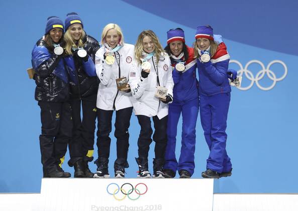PyeongChang 2018, Langlauf, Teamsprint Damen, Siegerehrung (180222) -- PYEONGCHANG, Feb. 22, 2018 -- Champion Kikkan Randall (3rd L) and Jessica Diggins (3rd R) of United States, second-placed Charlotte Kalla (2nd L) and Stina Nilsson (1st L) of Sweden, Marit Bjoergen (2nd R) and Maiken Caspersen Falla of Norway pose for photos during medal ceremony of ladies team sprint free event of cross-country skiing at the 2018 PyeongChang Winter Olympic Games Olympische Spiele Olympia OS at Medal Plaza, PyeongChang, South Korea, Feb. 22, 2018. ) (SP)OLY-SOUTH KOREA-PYEONGCHANG-CROSS-COUNTRY SKIING-LADIES TEAM SPRINT FREE-MEDAL CEREMONY BaixXuefei