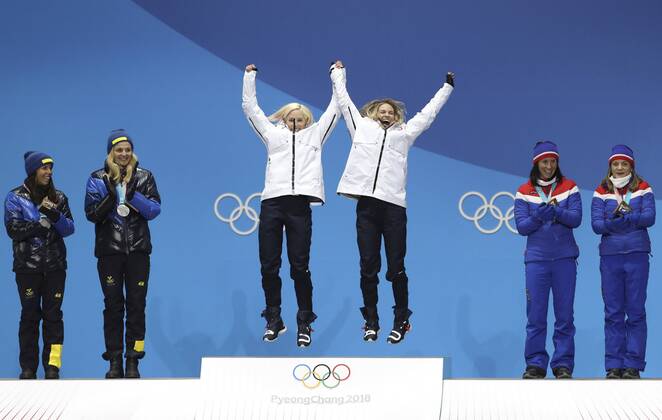 PyeongChang 2018, Langlauf, Teamsprint Damen, Siegerehrung (180222) -- PYEONGCHANG, Feb. 22, 2018 -- Champion Kikkan Randall (3rd L) and Jessica Diggins (3rd R) of United States, second-placed Charlotte Kalla (2nd L) and Stina Nilsson (1st L) of Sweden, Marit Bjoergen (2nd R) and Maiken Caspersen Falla of Norway pose for photos during medal ceremony of ladies team sprint free event of cross-country skiing at the 2018 PyeongChang Winter Olympic Games Olympische Spiele Olympia OS at Medal Plaza, PyeongChang, South Korea, Feb. 22, 2018. ) (SP)OLY-SOUTH KOREA-PYEONGCHANG-CROSS-COUNTRY SKIING-LADIES TEAM SPRINT FREE-MEDAL CEREMONY BaixXuefei