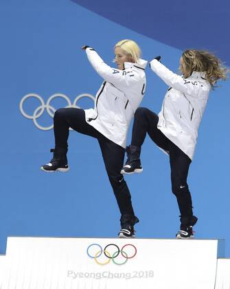 PyeongChang 2018, Langlauf, Teamsprint Damen, Siegerehrung (180222) -- PYEONGCHANG, Feb. 22, 2018 -- Champion Kikkan Randall (L) and Jessica Diggins of United States, celebrate during medal ceremony of ladies team sprint free event of cross-country skiing at the 2018 PyeongChang Winter Olympic Games Olympische Spiele Olympia OS at Medal Plaza, PyeongChang, South Korea, Feb. 22, 2018. ) (SP)OLY-SOUTH KOREA-PYEONGCHANG-CROSS-COUNTRY SKIING-LADIES TEAM SPRINT FREE-MEDAL CEREMONY BaixXuefei
