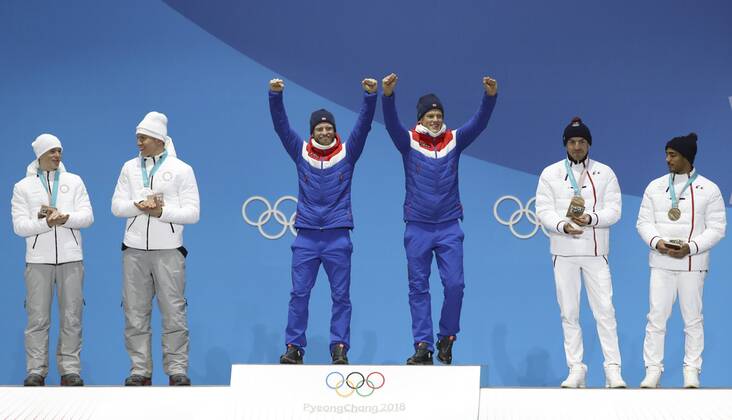PyeongChang 2018, Langlauf, Teamsprint Herren, Siegerehrung (180222) -- PYEONGCHANG, Feb. 22, 2018 -- Champion Martin Johnsrund Sundby (3rd L) and Johannes Hoesflot Klaebo (3rd R) of Norway, second-placed Olympic athletes from Russia Denis Spitsov (1st L) and Alexander Bolshunov (2nd L) and third-placed Maurice Manificat (2nd R) and Richard Jouve from France pose for photos during medal ceremony of men s team sprint free final of cross-country skiing at the 2018 PyeongChang Winter Olympic Games Olympische Spiele Olympia OS at Medal Plaza, PyeongChang, South Korea, Feb. 22, 2018. ) (SP)OLY-SOUTH KOREA-PYEONGCHANG-CROSS-COUNTRY SKIING-MEN S TEAM SPRINT FREE-MEDAL CEREMONY BaixXuefei 