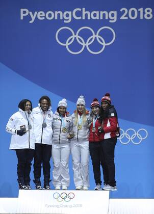PyeongChang 2018, Bob, Zweierbob Damen, Siegerehrung (180222) -- PYEONGCHANG, Feb. 22, 2018 -- Champion Germany s Mariama Jamanka (3rd L) and Lisa Buckwitz (3rd R), second-placed Elana Meyers Taylor (1st L) and Lauren Gibbs (2nd L) of the United States and third-placed Kaillie Humphries (2nd R) and Phylicia George of Canada pose for photos during medal ceremony of bobsleigh women event at the 2018 PyeongChang Winter Olympic Games Olympische Spiele Olympia OS at Medal Plaza, PyeongChang, South Korea, Feb. 22, 2018. ) (SP)OLY-SOUTH KOREA-PYEONGCHANG-BOBSLEIGH-WOMEN-MEDAL CEREMONY BaixXuefei