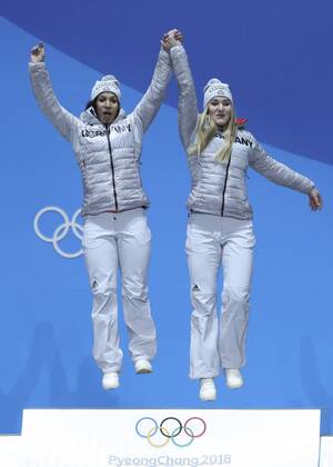 PyeongChang 2018, Bob, Zweierbob Damen, Siegerehrung (180222) -- PYEONGCHANG, Feb. 22, 2018 -- Champion Germany s Mariama Jamanka (L) and Lisa Buckwitz celebrate during medal ceremony of bobsleigh women event at the 2018 PyeongChang Winter Olympic Games Olympische Spiele Olympia OS at Medal Plaza, PyeongChang, South Korea, Feb. 22, 2018. ) (SP)OLY-SOUTH KOREA-PYEONGCHANG-BOBSLEIGH-WOMEN-MEDAL CEREMONY BaixXuefei 