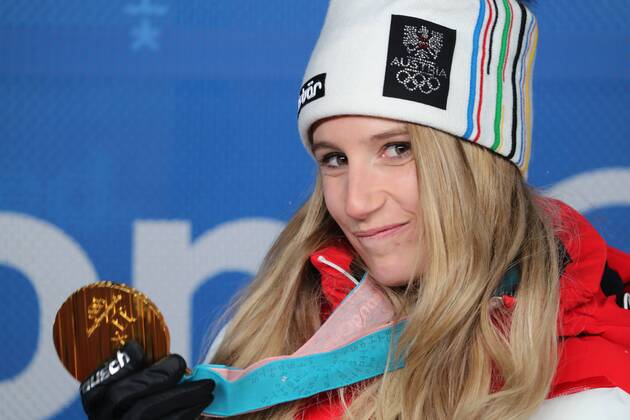 PyeongChang 2018, Snowboard, Big Air, Damen, Siegerehrung OLYMPICS - 2018 Winter Olympics PYEONGCHANG,SOUTH KOREA,22.FEB.18 - OLYMPICS, SNOWBOARDING - Olympic Winter games Winterspiele Spiele Summer games PyeongChang 2018, Big Air, ladies. Image shows Anna Gasser (AUT). Keywords: medal. GEPAxpictures xMathiasxMandl