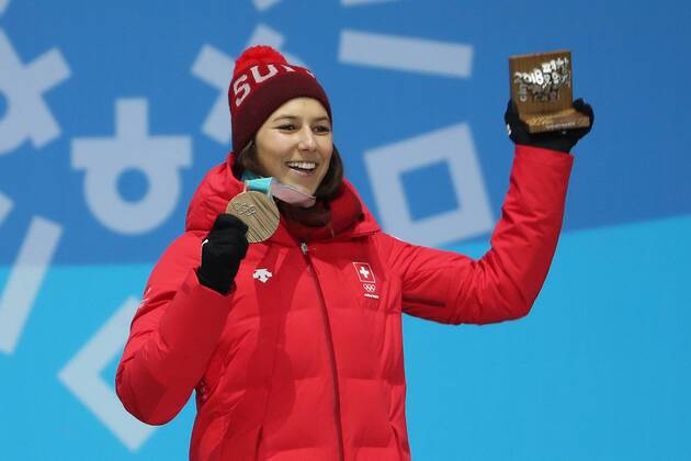 Olympia-Bilder des Tages PyeongChang 2018, Ski Alpin, Kombination, Damen, Siegerehrung OLYMPICS - 2018 Winter Olympics PYEONGCHANG,SOUTH KOREA,22.FEB.18 - OLYMPICS, ALPINE SKIING - Olympic Winter games Winterspiele Spiele Summer games PyeongChang 2018, alpine combined, ladies, Medals Plaza, award ceremony. Image shows Wendy Holdener (SUI). Keywords: medal. GEPAxpictures xMathiasxMandl