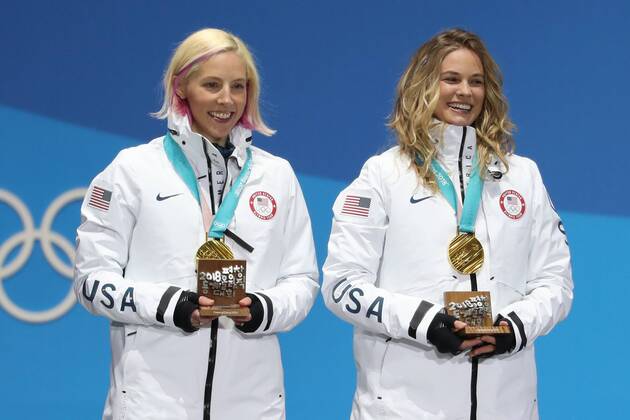 OLYMPICS - 2018 Winter Olympics PYEONGCHANG,SOUTH KOREA,22.FEB.18 - OLYMPICS, NORDIC SKIING, CROSS COUNTRY SKIING - Olympic Winter games Winterspiele Spiele Summer games PyeongChang 2018, team sprint free, Medals Plaza, award ceremony. Image shows Jessica Diggins and Kikkan Randall (USA). Keywords: medal. GEPAxpictures xMathiasxMandl