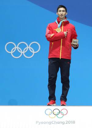 (180223) -- PYEONGCHANG, Feb. 23, 2018 -- Gold medalist China s Wu Dajing poses for photos during medal ceremony of men s 500m event of short track Speed skating Eisschnelllauf at the 2018 PyeongChang Winter Olympic Games Olympische Spiele Olympia OS at Medal Plaza, PyeongChang, South Korea, Feb. 23, 2018. ) (SP)OLY-SOUTH KOREA-PYEONGCHANG-SHORT TRACK-MEN S 500M-MEDAL CEREMONY BaixXuefei 