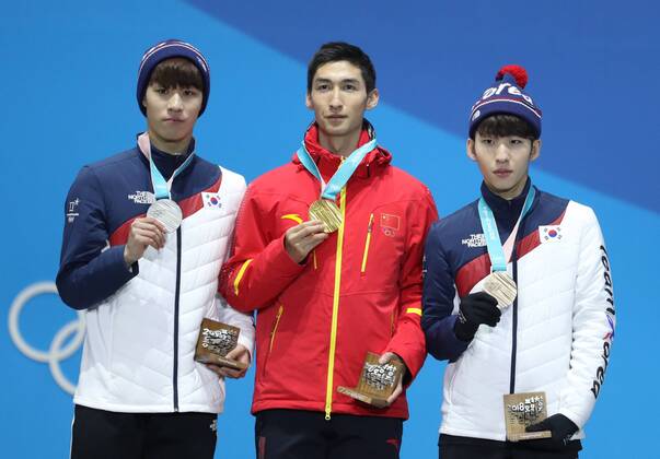 (180223) -- PYEONGCHANG, Feb. 23, 2018 -- Gold medalist China s Wu Dajing (C), silver medalist South Korea s Hwang Daeheon (L) and bronze medalist South Korea s Lim Hyojun pose for photos during medal ceremony of men s 500m event of short track Speed skating Eisschnelllauf at the 2018 PyeongChang Winter Olympic Games Olympische Spiele Olympia OS at Medal Plaza, PyeongChang, South Korea, Feb. 23, 2018. ) (SP)OLY-SOUTH KOREA-PYEONGCHANG-SHORT TRACK-MEN S 500M-MEDAL CEREMONY BaixXuefei 