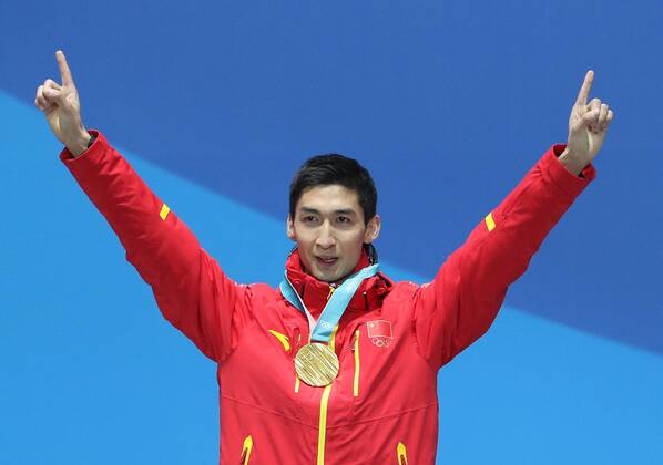 (180223) -- PYEONGCHANG, Feb. 23, 2018 -- Gold medalist China s Wu Dajing poses for photos during medal ceremony of men s 500m event of short track Speed skating Eisschnelllauf at the 2018 PyeongChang Winter Olympic Games Olympische Spiele Olympia OS at Medal Plaza, PyeongChang, South Korea, Feb. 23, 2018. ) (SP)OLY-SOUTH KOREA-PYEONGCHANG-SHORT TRACK-MEN S 500M-MEDAL CEREMONY BaixXuefei 
