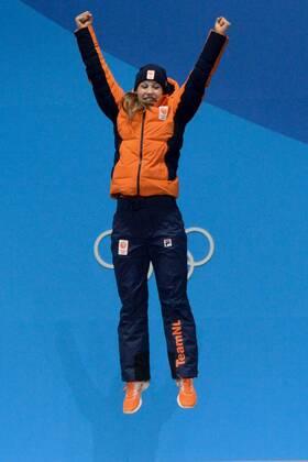 February 23, 2018 - Pyeongchang, South Korea - SUZANNE SCHULTING of the Netherlands celebrates getting the gold medal in the Ladies 1000m short track Speed skating Eisschnelllauf event in the PyeongChang Olympic Games Olympische Spiele Olympia OS Pyeongchang 18: Medal Winners - ZUMAl132 20180223_zap_l132_037 Copyright: xChristopherxLevyx