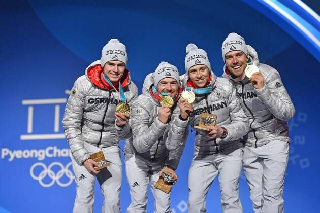 v.li: Vinzenz GEIGER, Fabian RIESSLE, Eric FRENZEL, Johannes RYDZEK (alle GER) mit Goldmedaillen, Medaillen, Medaille. Olympic Champion, Olympiasieger, Nordic Combined, Team Gundersen LH 4x5km Nordische Kombination Teamstaffel,Siegerehrung, Victory Ceremony,PyeongChang Olympic Medals Plaza am 23.02.2018. Olympische Winterspiele 2018, vom 09.02. - 25.02.2018 in PyeongChang Suedkorea.