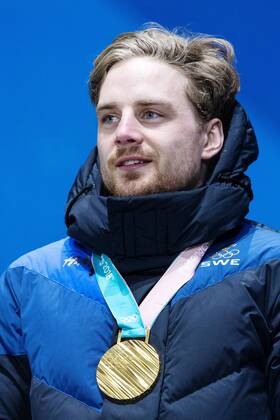 180224 Jesper Nelin of Sweden, gold, celebrates at the Medal Ceremony for the Men s Biathlon 4x7,5 km relay during day fifteen of the 2018 Winter Olympics on February 24, 2018 in Pyeongchang. Photo: Carl Sandin BILDBYRAN kod CS 57999_322 Copyright: CARLxSANDIN BB180224CS126