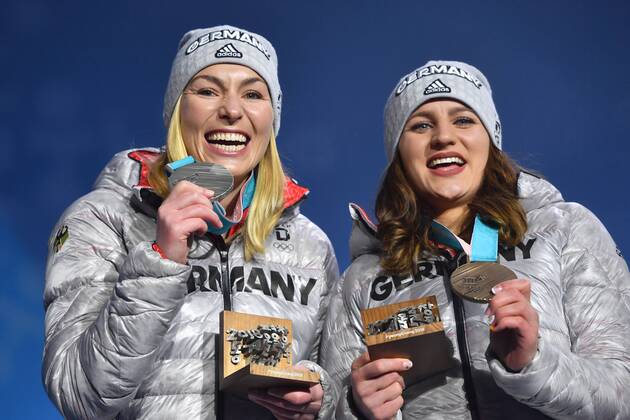 v.li:Selina JOERG (GER,Platz 2) und Ramona HOFMEISTER (GER,3.Platz) mit Medaillen,Silbermedaille,Bronzemedaille, Snowboard Parallel Riesenslalom. Snowboard Ladies Parallel Giant Slalom, Paralle Riesenslalom der Frauen, Victory Ceremony,PyeongChang Olympic Medals Plaza am 24.02.2018. Olympische Winterspiele 2018, vom 09.02. - 25.02.2018 in PyeongChang Suedkorea.