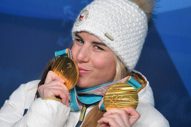 Ester LEDECKA (CZE) mit ihren zwei Goldmedaillen,Medaillen. Olympiasiegerin in Abfahrt der Damen und Snowboard Parallel Riesenslalom. Snowboard Ladies Parallel Giant Slalom, Paralle Riesenslalom der Frauen, Victory Ceremony,PyeongChang Olympic Medals Plaza am 24.02.2018. Olympische Winterspiele 2018, vom 09.02. - 25.02.2018 in PyeongChang Suedkorea.