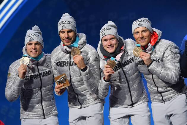 v.li:Simon SCHEMPP (GER),Vinzenz GEIGER,Benedikt DOLL,Erik LESSER mit Medaillen,Bronzemedaille,Bronze. Biathlon Men s 4x7,5 km Relay,Staffel der Maenner, Victory Ceremony,Siegerehrung. PyeongChang Olympic Medals Plaza am 24.02.2018. Olympische Winterspiele 2018, vom 09.02. - 25.02.2018 in PyeongChang Suedkorea.