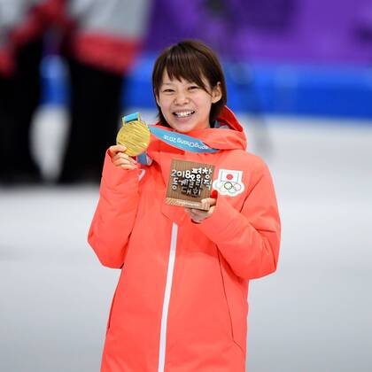 (180224) -- PYEONGCHANG, Feb. 24, 2018 -- Nana Takagi of Japan poses for photos duing medal ceremony of ladies mass start event of Speed skating Eisschnelllauf at the 2018 PyeongChang Winter Olympic Games Olympische Spiele Olympia OS at Gangneung Oval, Gangneung, Feb. 24, 2018. Nana Takagi claimed gold medal with 60 points. ) (SP)OLY-SOUTH KOREA-PYEONGCHANG-SPEED SKATING-LADIES S MASS START WangxSong 