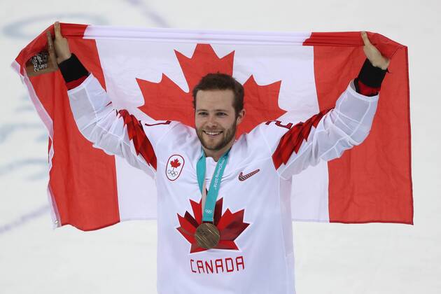 Olympia-Bilder des Tages GANGNEUNG, SOUTH KOREA - FEBRUARY 24, 2018: Canada s Cody Goloubef holds the Canadian flag after winning the men s bronze medal Ice hockey Eishockey game between the Czech Republic and Canada at Gangneug Hockey Centre at the 2018 Winter Olympic Games Olympische Spiele Olympia OS Canada won the game 6-4. Valery Sharifulin TASS  TS07599A