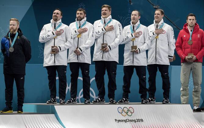 Olympia-Bilder des Tages February 24, 2018 - Pyeongchang, KOR - Team USA stands for the national anthem during the medal presentation after a 10-7 win against Sweden in the gold-medal match on Saturday, Feb. 24, 2018, at the Pyeongchang Winter Olympics Gangneung Curling Centre. John Shuster leads Team USA to Olympic curling gold - ZUMAm67_ 20180224_zaf_m67_002 Copyright: xCarlosxGonzalezx